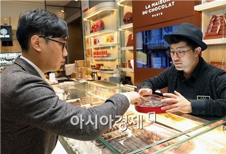 신세계백화점 본점 지하 1층 '라메종뒤쇼콜라' 매장에서 한 남성이 초콜릿을 구매하고 있다.      
