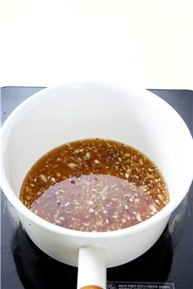 3. 조림장 재료를 한꺼번에 넣어 끓여 바글바글 끓으면 양미리를 넣고 국물이 거의 없어질 때까지 조린다. 
