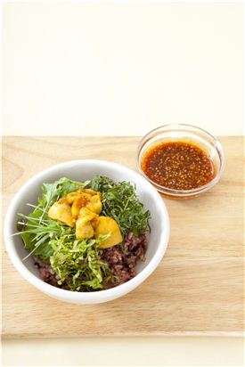 4. 그릇에 따끈한 흑미밥을 담고 손질한 채소를 돌려 담고 멍게를 가운데에 올리고 초고추장을 곁들인다.  
