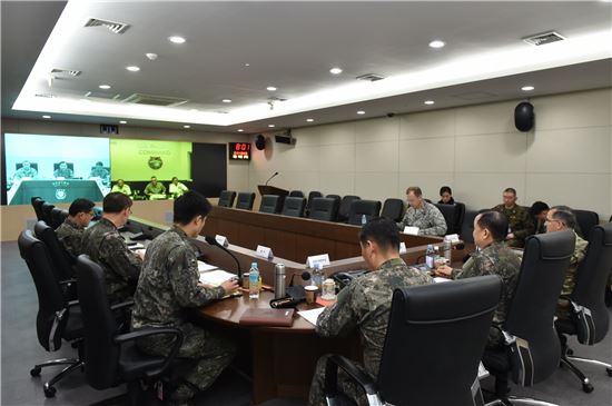 한미일 3국 합참의장이 11일 화상회의를 개최하고 증가하는 북 핵·미사일 위협과 관련한 3국간 정보공유 및 공조방안을 논의했다. 이날 던포드(Joseph F. Dunford) 미 의장과 가와노 가쓰토시(河野克俊) 일본 통합막료장은 하와이에서 직접 만나 회의를 실시했고 이순진 의장은 서울에서 화상회의로 참석했다. <사진제공=합동참모본부>

