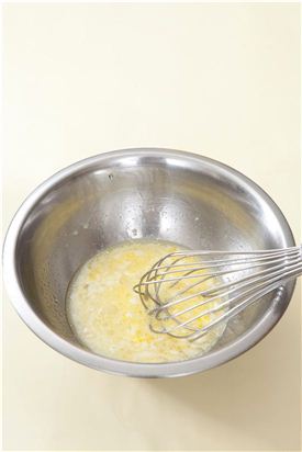 2. 볼에 달걀을 넣고 잘 푼 다음 생크림, 식용유, 마요네즈 순으로 넣고 거품이 생기지 않도록 섞는다.
