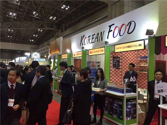 한국농수산식품유통공사(aT)는 지난 10일 일본 도쿄 빅사이트 국제전시장에서 열린 '슈퍼마켓 트레이드쇼 2016'에 한국식품관을 개설하고 현지 바이어와 농식품 수출상담을 진행했다.