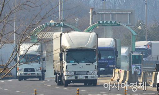 북한이 11일 개성공단 출입계획에 동의했다. 이날 오전 9시부터 도라산 남북출입사무소(CIQ)를 통한 남측 인원의 개성공단 출입경이 원활히 이뤄지고 있다.