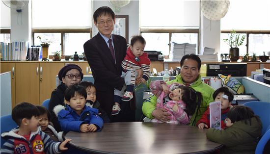 <이용주 예비후보가 9일 여수보육원을 방문해 원아들과 정을 나누고 있다.>