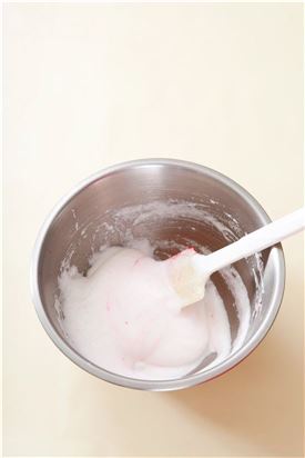 2. 설탕을 조금씩 나눠 넣으면서 계속 저어 머랭을 만든 후 식용색소를 섞는다.
