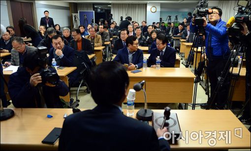 [포토]'정부의 개성공단 폐쇄 관련 긴급이사회'