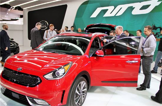 기아자동차가 현지시간 11일 미국에 공개한 국산 최초 하이브리드 SUV 니로.