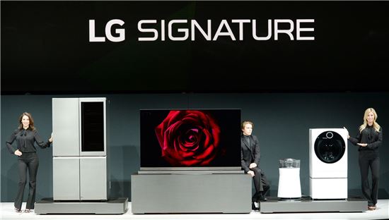 LG전자는 12일 초 프리미엄 가전 브랜드 'LG 시그니처' 시리즈의 첫 출시 제품으로 65인치 OLED TV의 예약판매를 시작했다고 밝혔다.