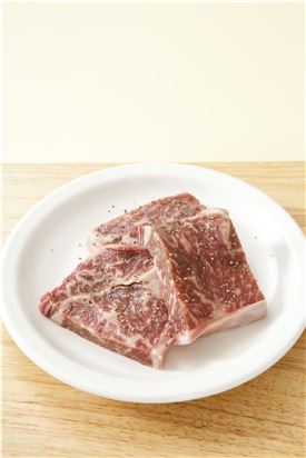 1. 쇠고기는 소금과 후춧가루를 뿌려 밑간한다.
