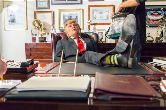 영화 '도널드 트럼프의 협상 기술'에서 트럼프를 연기한 조니 뎁[사진=퍼니 오어 다이]