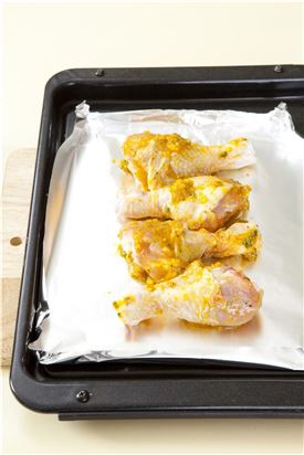 3. 200℃의 오븐에 닭을 넣어 30분 정도 굽는다.
