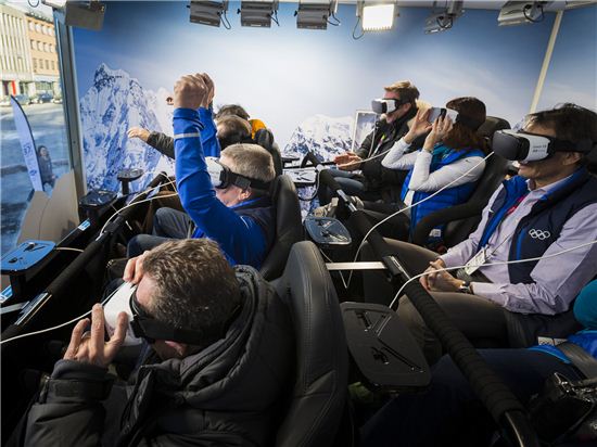 11일 토마스 바흐 IOC 위원장(앞줄 가운데 푸른 상의에 손을 든 사람)과 IOC 관계자들이 노르웨이 릴레함메르에 위치한 삼성 갤럭시 스튜디오를 방문해 '기어 VR'과 4D 체험의자를 통해 스키점프 VR(가상현실) 콘텐츠를 체험하는 모습.