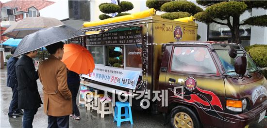 장흥군(군수 김성)은 지난 12일 군청 광장에서 ‘푸드트럭 행복에너지 충전의 날’행사를 열었다.