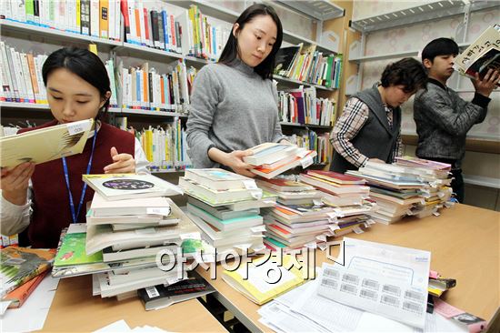 [포토]광주북구 운암도서관, 새해맞이 신간도서 정리