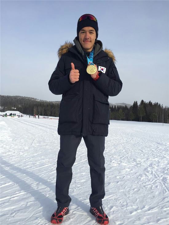 한국 크로스컨트리 대표 김마그너스가 13일(한국시간) 노르웨이 릴레함메르에서 열린 제2회 청소년 동계올림픽 남자 크로스컨트리 크로스 프리 종목에서 우승한 후 기념 포즈를 취하고 있다 [사진=대한스키협회 제공]