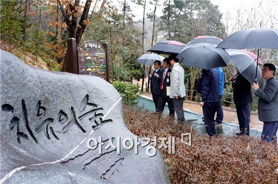 박기남 서부지방산림청장 일행이 화순전남대병원 `치유의 숲‘ 입구에서 설명을 듣고 있다.