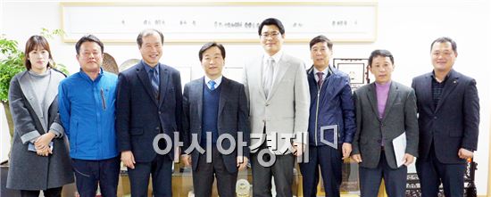 박기남 서부지방산림청장(왼쪽 세번째)와 임영석 산림청 산림휴양과장(오른쪽 4번째) 등 방문단 일행이 임종문 화순전남대병원 사무국장(가운데)과 함께 기념촬영하고 있다.
