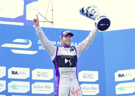 DS레이싱팀의 샘 버드가 '2015-2016 FIA 포뮬러 E 챔피언십' 4라운드에서 우승을 차지한 뒤 트로피를 들고 기념촬영을 하고 있다.