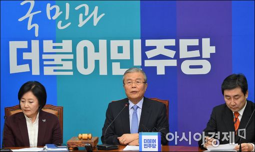 김종인(가운데) 더불어민주당 비상대책위원회 대표