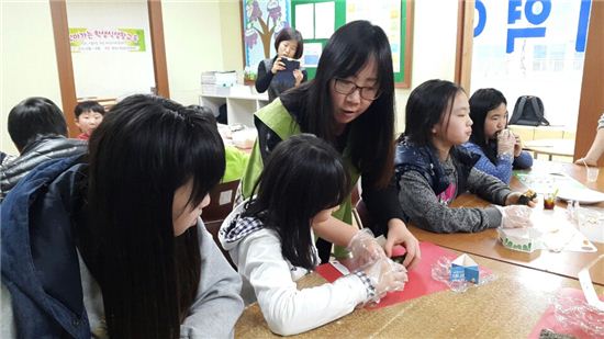 지난 3일 송산지역아동센터에서 열린 학교급식 식생활교육 장면