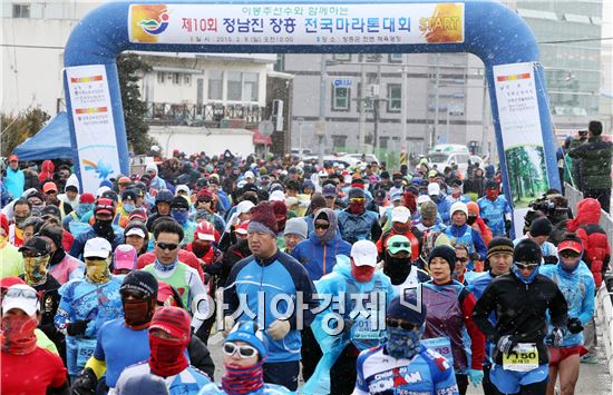 장흥군(군수 김성)은 오는 21일 탐진강변 체육공원에서 ‘제11회 정남진 장흥 전국마라톤대회’를 개최한다.