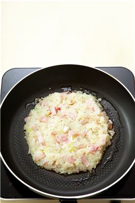 4. 달군 팬에 식용유를 두르고 반죽을 떠 앞뒤로 노릇노릇하게 지진다.   

