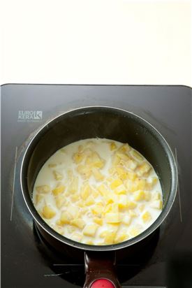 3. 고구마는 껍질을 벗기고 작게 썰어 우유와 소금을 넣어 끓인다.
