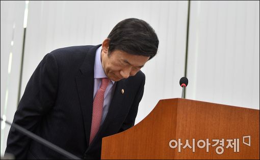 [포토]고개숙인 윤병세 외교장관