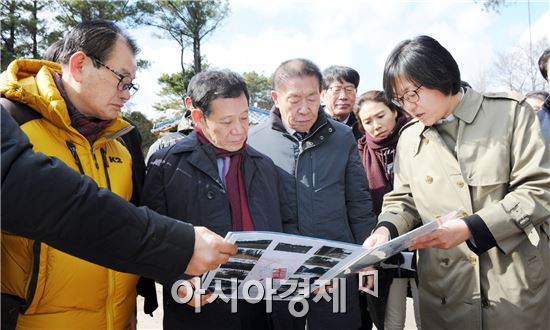 윤장현 광주광역시장이 15일 서구 화정동 국군광주병원 옛터 정비안 구상을 위한 현장 답사에서 5.18 단체 관계자와 실무진의 의견을 청취하고 있다.사진제공=광주시