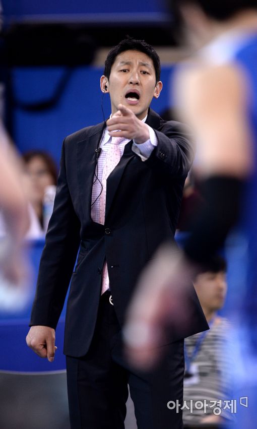 [포토]작전 지시하는 장광균 감독대행