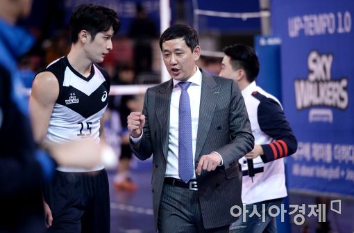 [포토]문성민과 이야기 나누는 최태웅 감독