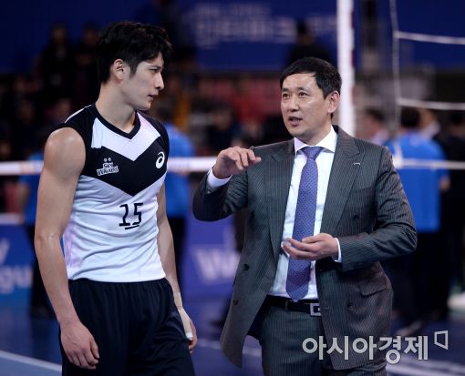 [포토]문성민과 이야기 나누는 최태웅 감독