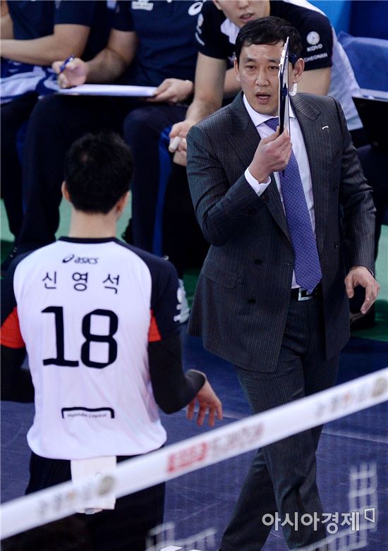 [포토]최태웅 감독, '상대편이 모르게'