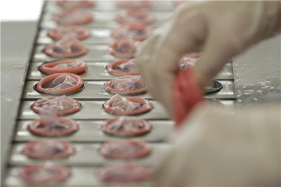 일본 제2의 콘돔 제조업체인 가나가와(神奈川)현 아쓰기(厚木) 소재 사가미(相模)고무공업 공장에서 콘돔 포장 작업이 이뤄지고 있다(사진=블룸버그뉴스).