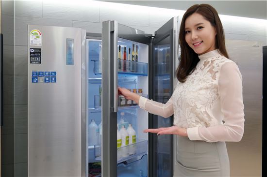 삼성전자 모델이 강서구 염창동 삼성 디지털프라자 강서본점에서 더욱 새로워지고 편리해진 2016년형 '지펠 푸드쇼케이스' 냉장고 신제품을 소개하고 있다.   
