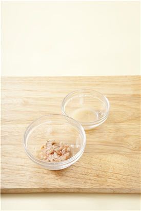 4. 새우젓은 곱게 다져 준비한다.