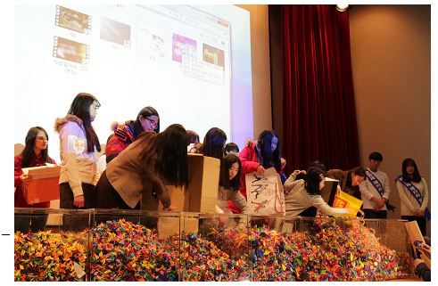 지난 1월 14일 서울 용산구 국립중앙박물관에서 열린 행사에서 47개 학교 학생들이 각자 접은 종이학을 모으고 있다. 
