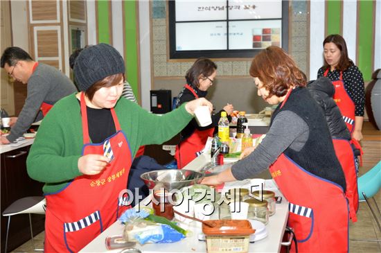 순창군은 지난 15일 한식양념소스를 체계화한 경민대학교 김수희 교수를 초청해   한식양념소스에 대한 기초이론과 소스제조 요리실습 교육을 진행했다.
