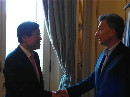 포스코 권오준 회장(왼쪽)은 15일(현지시간) 아르헨티나 마크리 대통령(오른쪽)과 환담을 갖고 향후 리튬 사업의 협력 방안에 대해서 협의했다. 