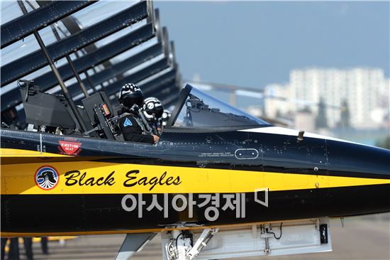 에어쇼를 서보일 블랙이글스는 국산 초음속 항공기 T-50B 8대로 구성된다. <사진제공=공군>
