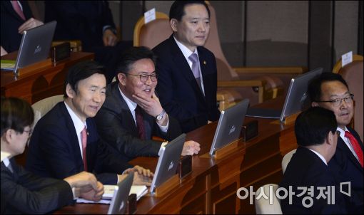 [포토]박근혜 대통령 국회연설, 웃는 홍용표 장관