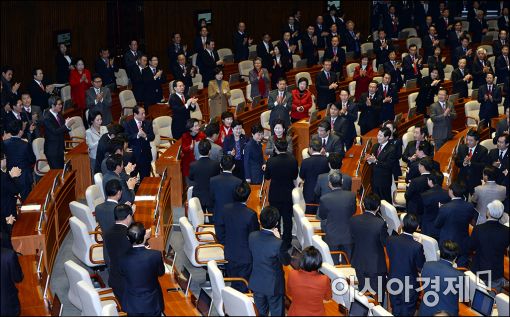 [포토]본회의장 들어서는 박근혜 대통령