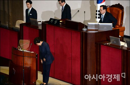 [포토]고개숙인 박근혜 대통령