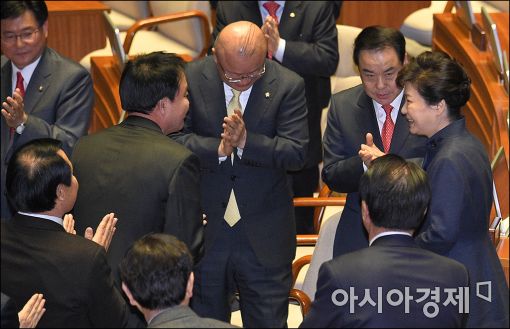 [포토]박수 받는 박근혜 대통령