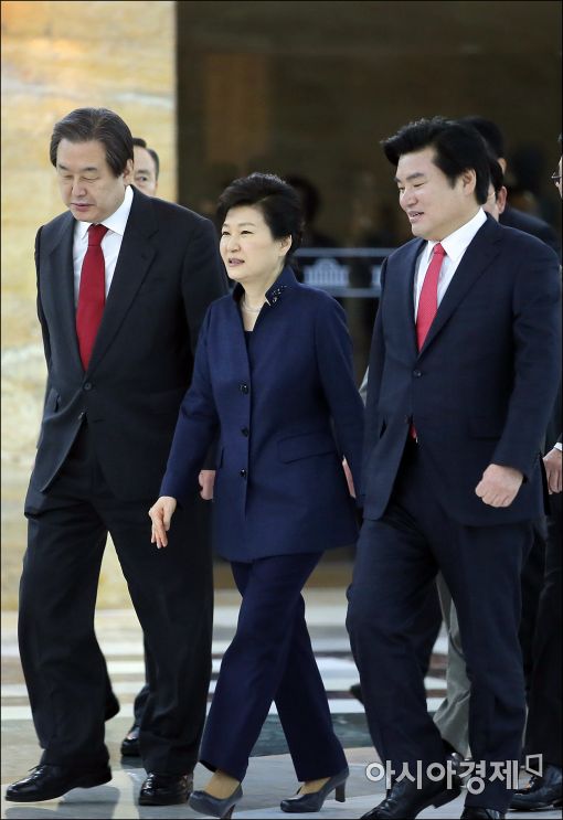 [포토]당 지도부와 이야기하는 박근혜 대통령