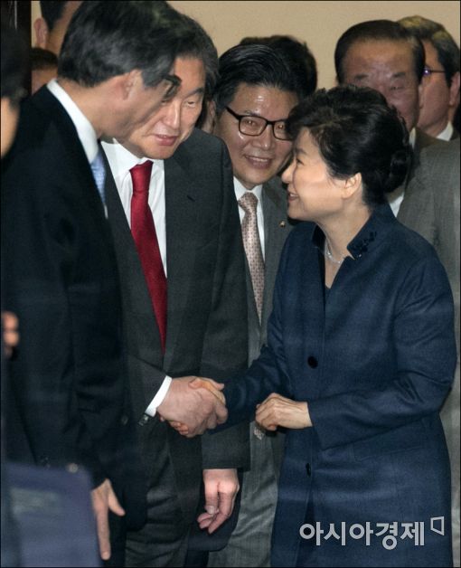 [포토]김무성 대표 손잡은 박근혜 대통령