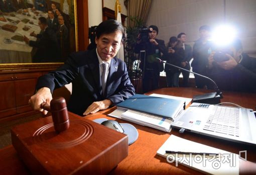이주열 한국은행 총재가 2016년 2월 통화정책방향 관련 금융통화위원회에서 의사봉을 두드리고 있다.