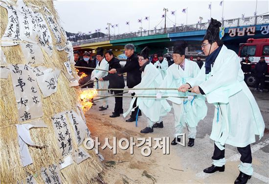 장흥군(군수 김성)은 오는 19일 정월대보름을 맞아 장흥읍 탐진강변과 각 읍면에서 다채로운 대보름 행사를 개최한다.