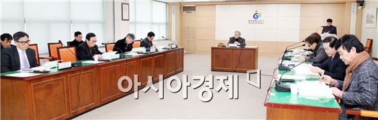 광주 동구는 16일 3층 상황실에서 충장축제기획위원회를 열고 제13회 충장축제의 주제를 “추억을 넘어 미래로” 선정했다. 한편, 제13회 충장축제는 오는 9월 29일부터 10월 3일까지 5일간 개최될 예정이다. 사진제공=광주시 동구