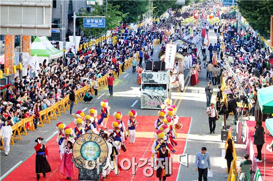 광주 동구는 16일 3층 상황실에서 충장축제기획위원회를 열고 제13회 충장축제의 주제를 “추억을 넘어 미래로” 선정했다. 한편, 제13회 충장축제는 오는 9월 29일부터 10월 3일까지 5일간 개최될 예정이다. 사진제공=광주시 동구